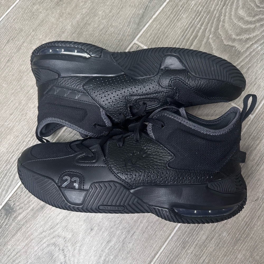 Jordan Stay Loyal 2
Black Metallic Silver